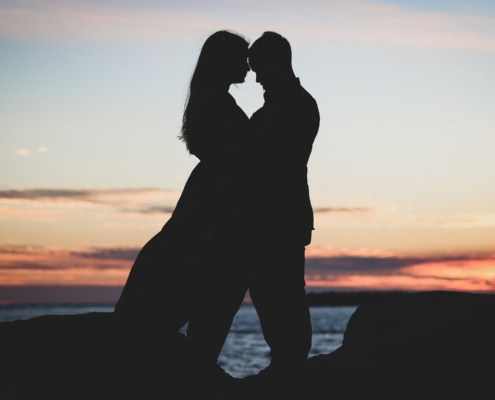couple sur un coucher de soleil