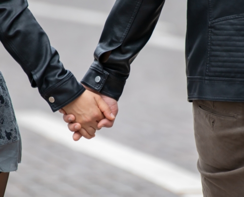 couple qui se tient la main, retour affectif